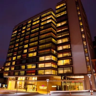 façade de l'hôtel avec la porte d'entrée