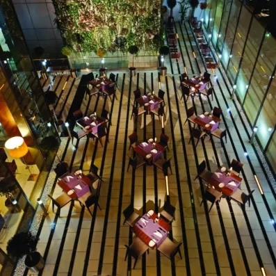grande salle de restaurant avec tables dressés