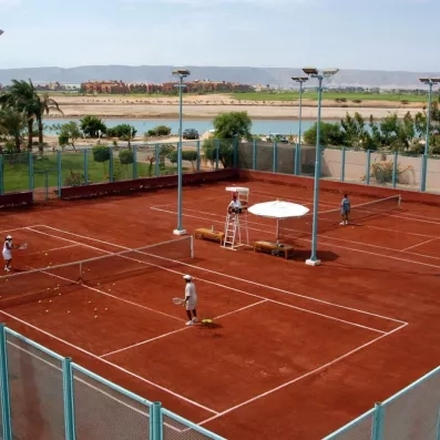 Terrains de tennis en terre battue au Mövenpick Resort El Gouna, sport et loisirs luxe à Hurghada.