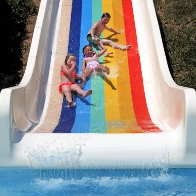 piscine avec des toboggans et des enfants
