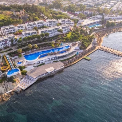 vue d'ensemble de l'hôtel et de la mer