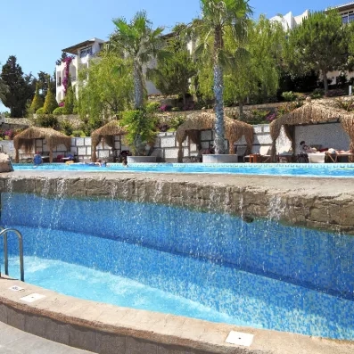 piscine extérieur et fontaine