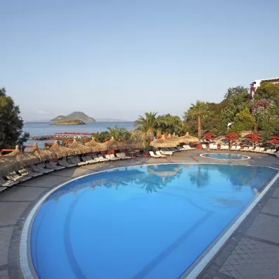 piscine extérieur avec transats et parasols