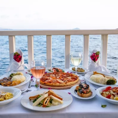 table dressée avec un repas vue sur la mer