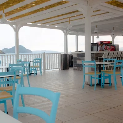 snack bar sur la terrasse avec vue sur la mer