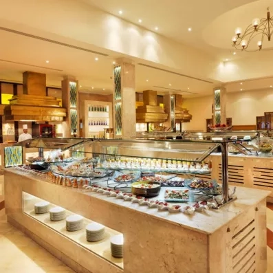 Buffet riche et varié du restaurant principal pour un séjour gastronomique au Mövenpick Resort El Gouna.