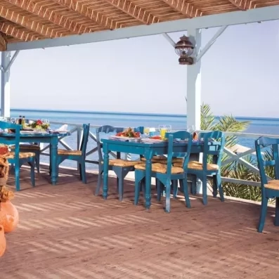 Mise en place élégante d'une table de restaurant avec vue sur les lagunes turquoise d'El Gouna.