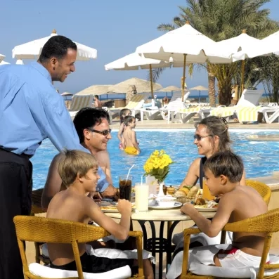 Bar de piscine et restaurant Oasis pour des rafraîchissements lors de vos vacances à Hurghada.