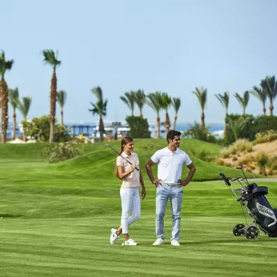 Terrain de golf et activités de loisirs sous le soleil au Steigenberger Aqua Magic, Hurghada.