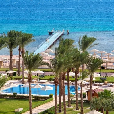 Ponton sur la Mer Rouge et palmiers vue du ciel au complexe hôtelier Premier Le Rêve.