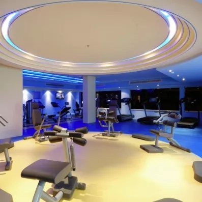 Salle de sport moderne avec équipements de cardio au Premier Le Rêve Hôtel & Spa, Hurghada.