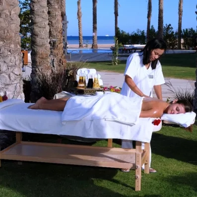 Massage relaxant en plein air face à la Mer Rouge au resort Premier Le Rêve, Égypte.