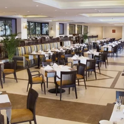 Restaurant buffet spacieux au Steigenberger Aqua Magic, formule All Inclusive pour un voyage gastronomique en Égypte.