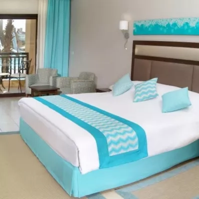 Chambre double supérieure avec balcon, décoration moderne turquoise au Steigenberger Aqua Magic Hurghada, Égypte.