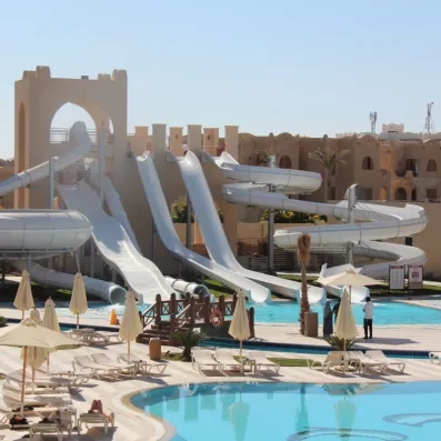 Parc aquatique avec toboggans géants, hôtel familial avec Aqua Park pour vacances en famille à Hurghada.