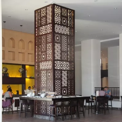 Bar design hôtel Steigenberger Égypte, lieu de détente pour voyage tout compris et séjour balnéaire.