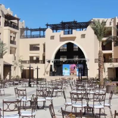 Théâtre extérieur et scène de spectacle, animations de soirée pour un séjour animé à Hurghada.