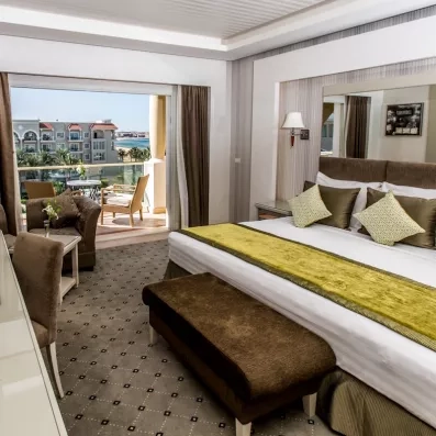 Chambre Deluxe élégante avec balcon vue mer au Premier Le Rêve Hôtel & Spa, Hurghada Égypte.