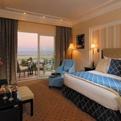 Suite spacieuse avec lit King Size et terrasse panoramique sur la Mer Rouge à Hurghada.