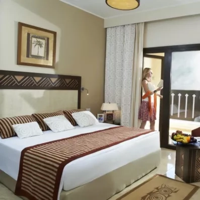 Suite spacieuse avec vue mer, hébergement de luxe pour un voyage à Hurghada.