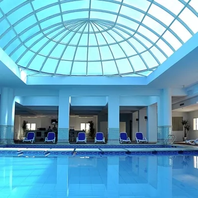 Piscine intérieure sous un dôme de verre lumineux au Spa du Premier Le Rêve, Hurghada.