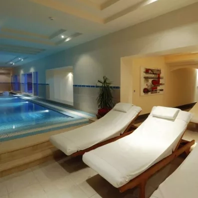 Espace de relaxation avec chaises longues et piscine intérieure chauffée au Spa de l'hôtel Hurghada.
