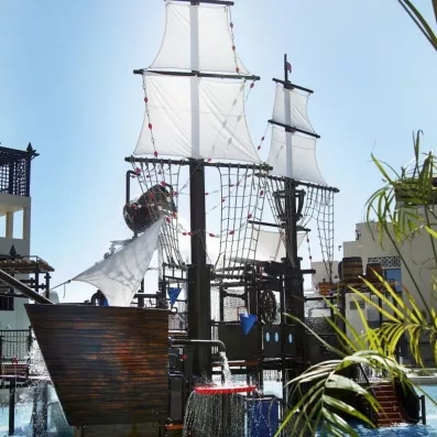 Parc aquatique pour enfants avec toboggans et jeux d'eau au Steigenberger Aqua Magic d'Hurghada.