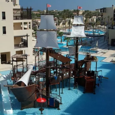 Aire de jeux aquatique bateau pirate, club enfant Steigenberger Aqua Magic, destination famille Mer Rouge.