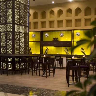 Bar lounge chic Steigenberger Hurghada, hôtellerie de luxe pour vacances détente et tourisme en Égypte.