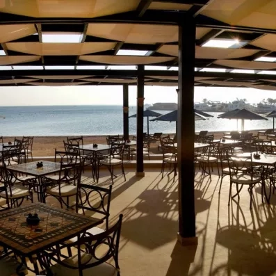Restaurant de plage avec vue mer, dîner romantique au bord de la Mer Rouge à Hurghada.