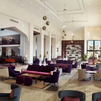 Bar lounge chic Steigenberger Hurghada, hôtellerie de luxe pour vacances détente et tourisme en Égypte.