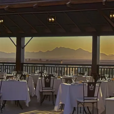 Restaurant panoramique en terrasse avec vue sur les montagnes, expérience culinaire de luxe au Steigenberger.