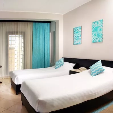 Chambre standard lits jumeaux, idéale pour un séjour pas cher en famille tout compris en Égypte.