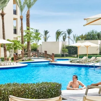 Grande piscine lagon et détente au complexe hôtelier Steigenberger Aqua Magic, vacances à Hurghada.