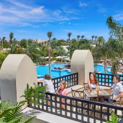 Terrasse privée avec vue sur la piscine, séjour familial tout compris dans un hôtel club 5 étoiles.