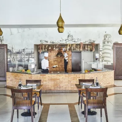Restaurant italien avec four à pizza traditionnel, options de restauration variées pour vos vacances à Hurghada.