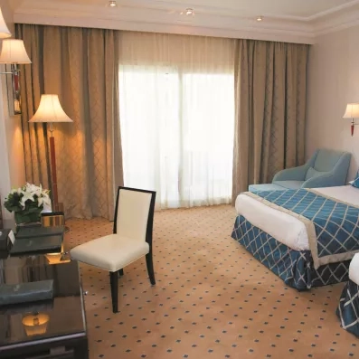 Chambre double tout confort avec décoration raffinée au Premier Le Rêve Resort 5* à Hurghada.