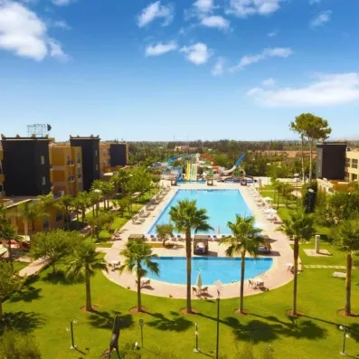 vue panoramique sur l'hôtel avec le jardin et la piscine et un ciel bleu