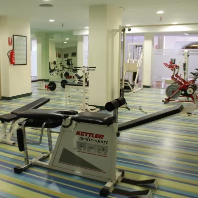 Une salle de sport équipée de vélos et de machines de musculation modernes.