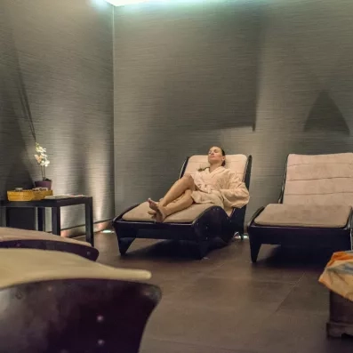 Une salle de repos paisible, disposant de confortables chaises longues pour se détendre.