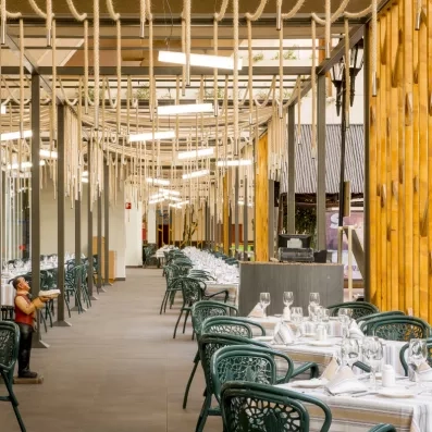 Un espace de restauration original avec des tables dressées de nappes blanches.