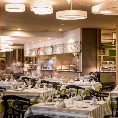 Un restaurant intérieur chaleureux décoré de multiples suspensions circulaires créant une ambiance feutrée.