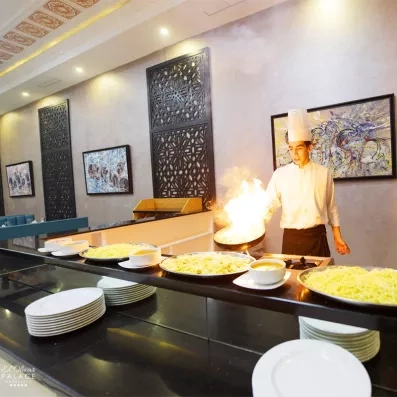 cuisinier, au comptoir du restaurant entrain de cuisiner