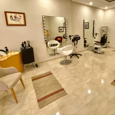 salon de coiffure de l'hôtel avec deux miroirs et deux chaises de service 