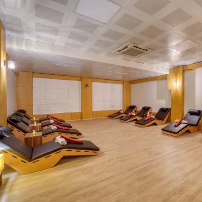 espace de relaxation avec des transats