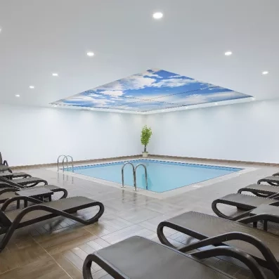 piscine intérieure avec des transats