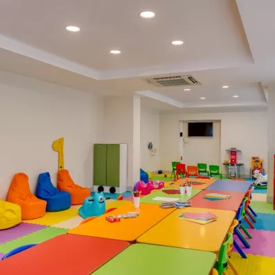 aire de jeux intérieur avec jouets