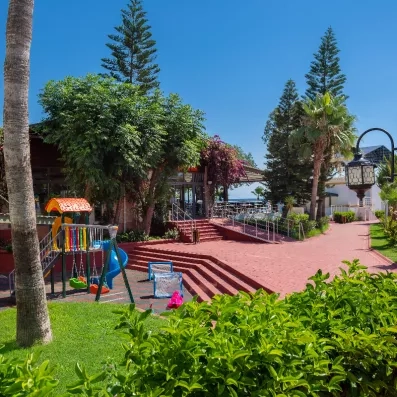 aire de jeux extérieur avec un tobboggan