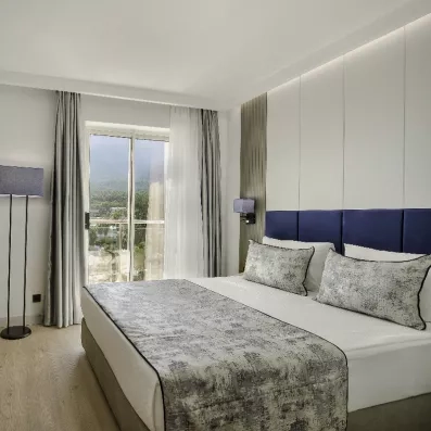 chambre avec un grand lit 