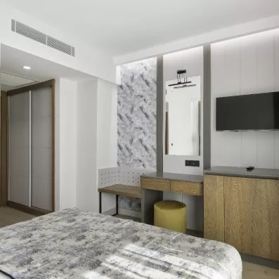 chambre avec un lit double et une télévisons murale